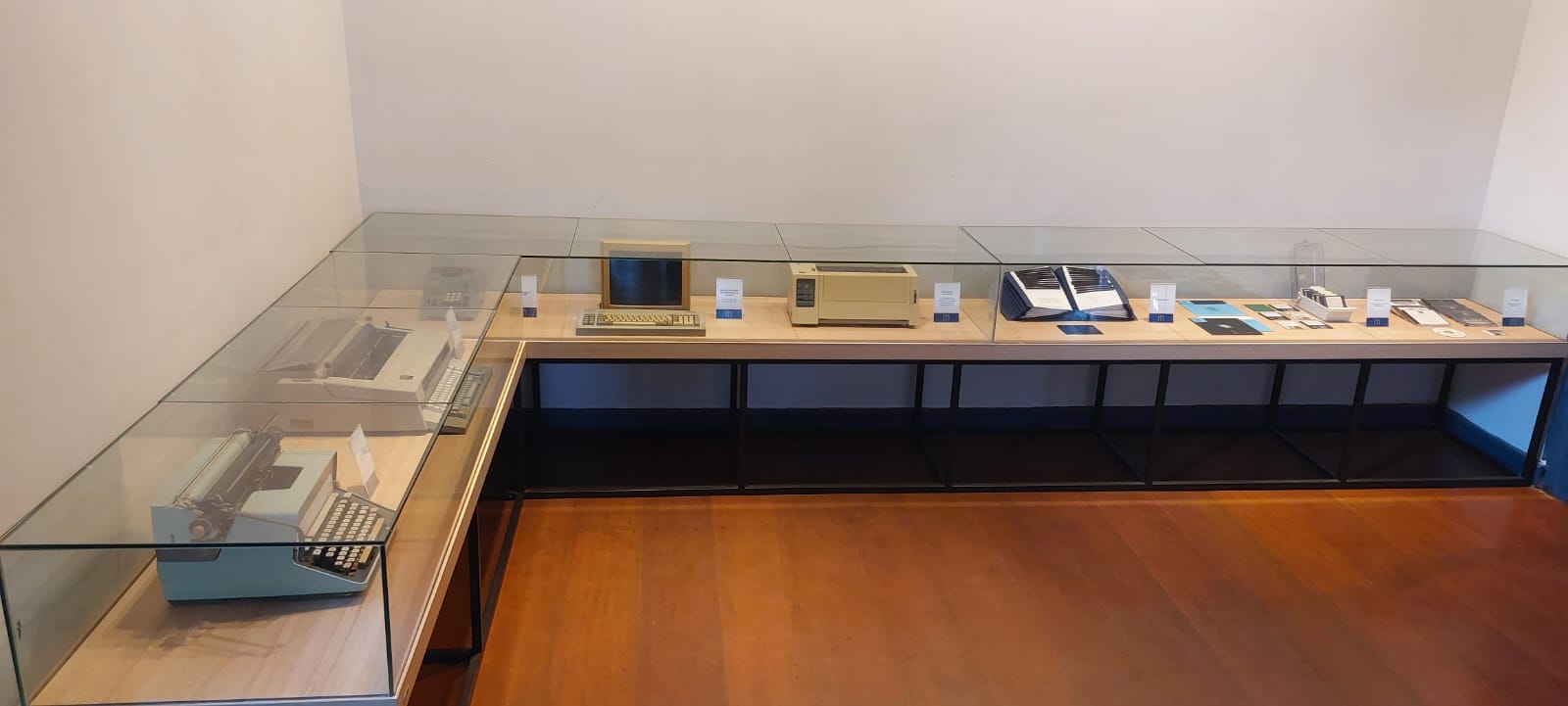 Conjunto de equipamentos e objetos que representam a evolução tecnológica do TRE-PB
