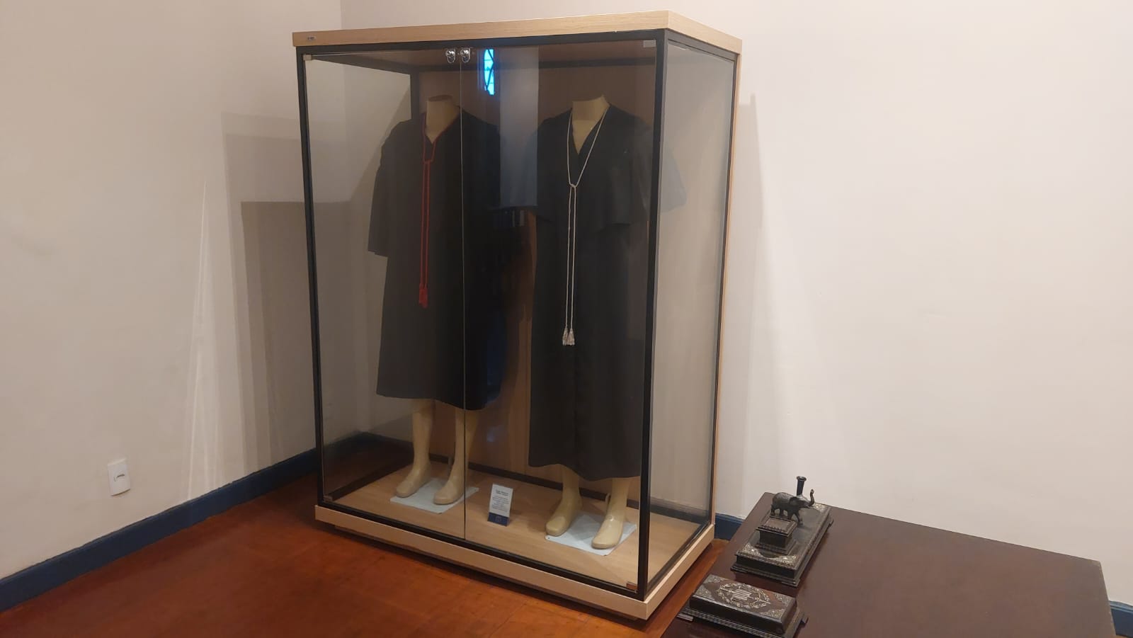 Togas, becas ou vestes talares, utilizadas pelos membros do Tribunal