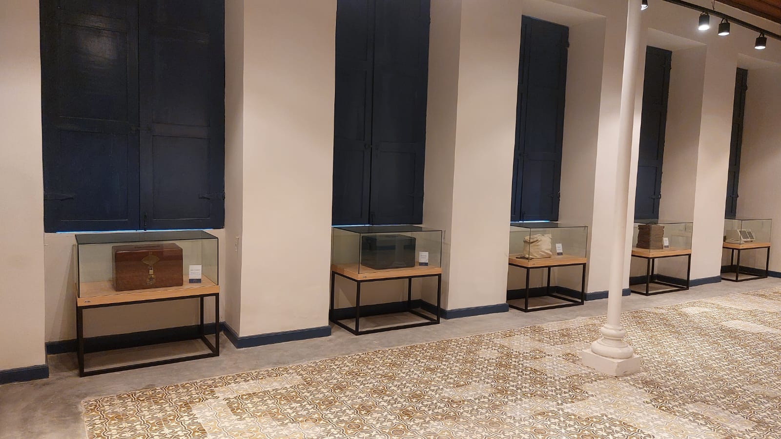Conjunto de urnas coletoras de votos